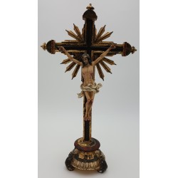 Crucifixo em Marfinite com Pintura Barroca - 45 cm